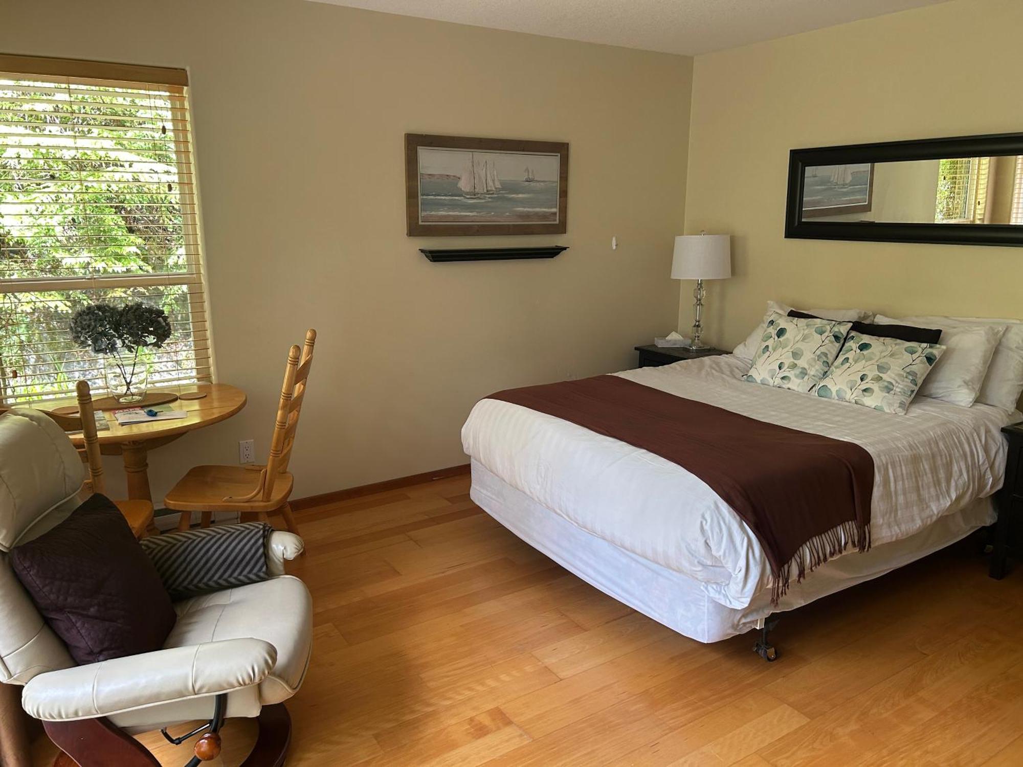 Cobble Wood And Bird Sanctuary Guest Houses Tofino Eksteriør bilde
