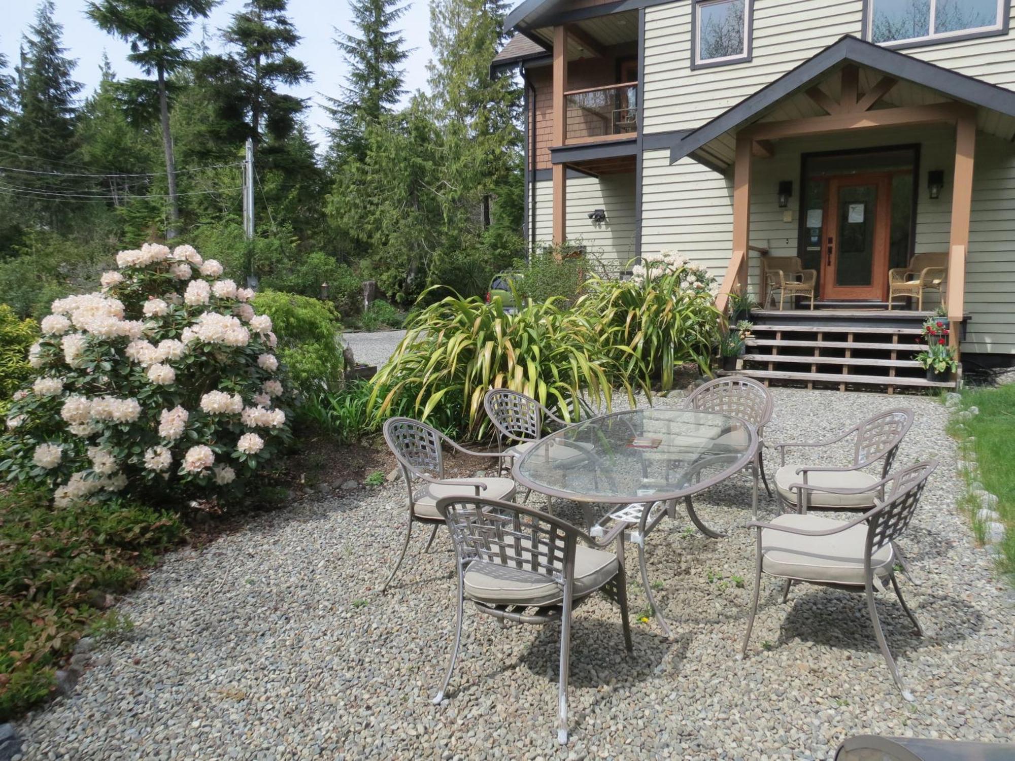 Cobble Wood And Bird Sanctuary Guest Houses Tofino Eksteriør bilde