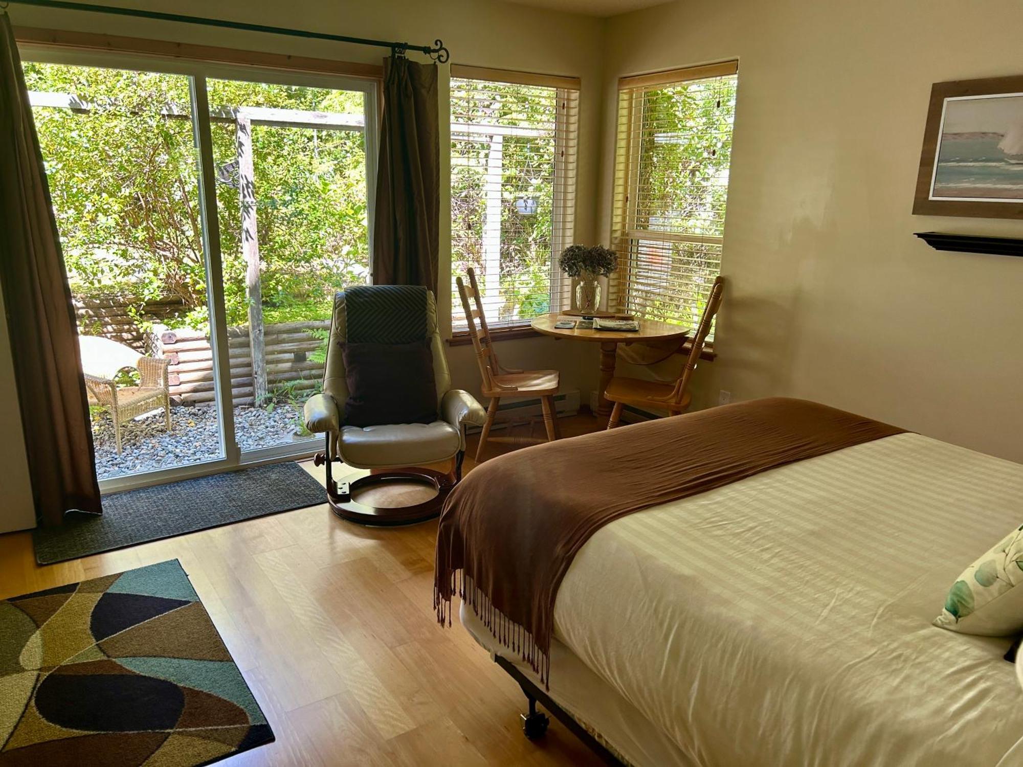 Cobble Wood And Bird Sanctuary Guest Houses Tofino Eksteriør bilde
