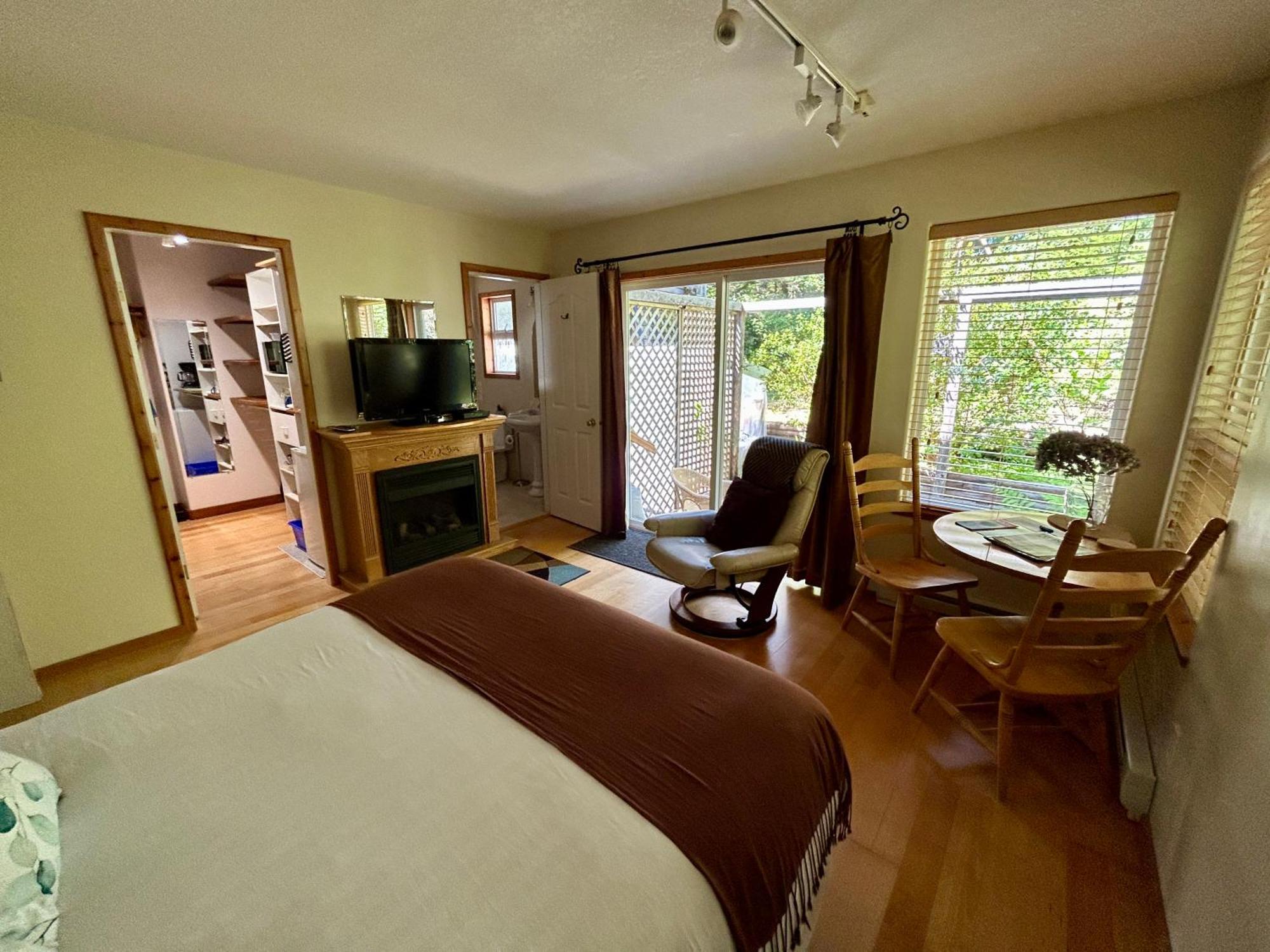 Cobble Wood And Bird Sanctuary Guest Houses Tofino Eksteriør bilde